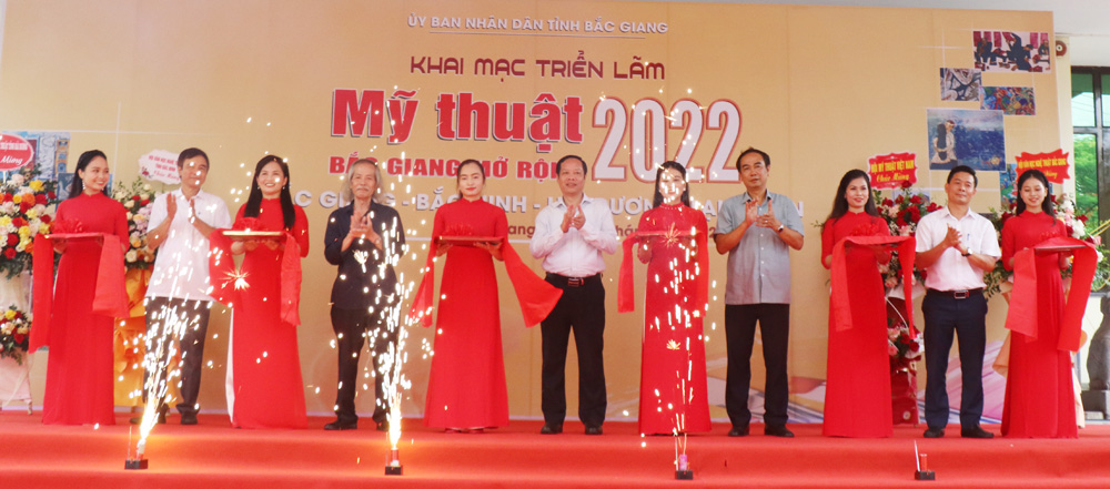 Các đại biểu cắt băng khai mạc triển lãm.