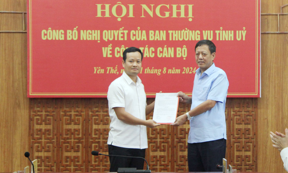 Đồng chí Tống Ngọc Bắc trao Nghị quyết của BTV Tỉnh ủy cho đồng chí Thân Hải Nam.