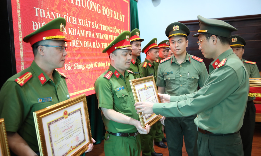 Đại tá Nguyễn Quốc Toản trao Bằng khen của Chủ tịch UBND tỉnh cho các cá nhân có thành tích xuất sắc.