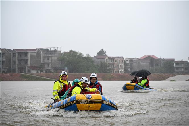 Lực lượng cứu hộ tiếp cận khu vực ngập lụt ở thành phố Leping, tỉnh Giang Tây, Trung Quốc ngày 26/6/2024. Ảnh: THX/TTXVN