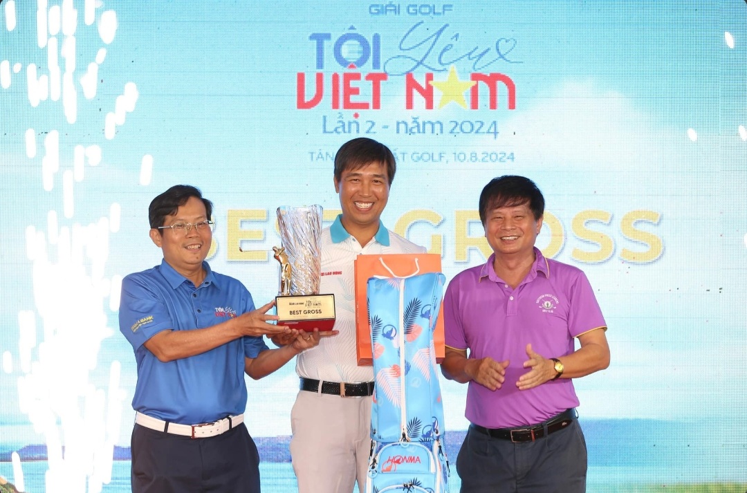 Golfer Đinh Ngọc Quảng nhận giải Best Gross. Ảnh: Hoàng Triều