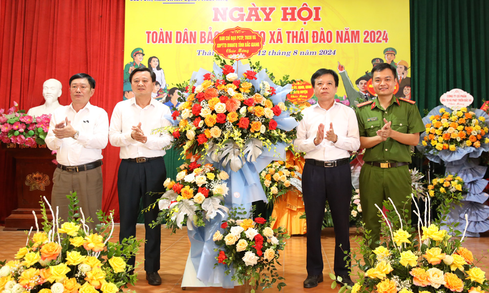 Đồng chí Nguyễn Văn Phương, Phó Giám đốc Sở Công Thương, thành viên BCĐ phòng, chống tội phạm, tệ nạn xã hội và xây dựng phong trào toàn dân bảo vệ ANTQ tỉnh tặng hoa chúc mừng xã Thái Đào