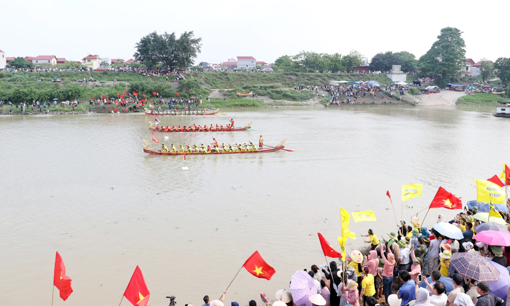 Lễ hội bơi chải làng Tiếu Mai thu hút đông đảo nhân dân hai bên bờ sông Cầu.