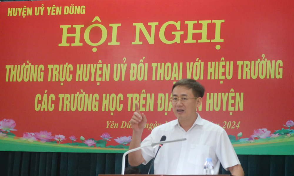Bí thư Huyện ủy Thạch Văn Chung phát biểu.