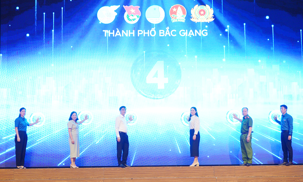 Các đại biểu bấm nút phát động cuộc thi trực tuyến 