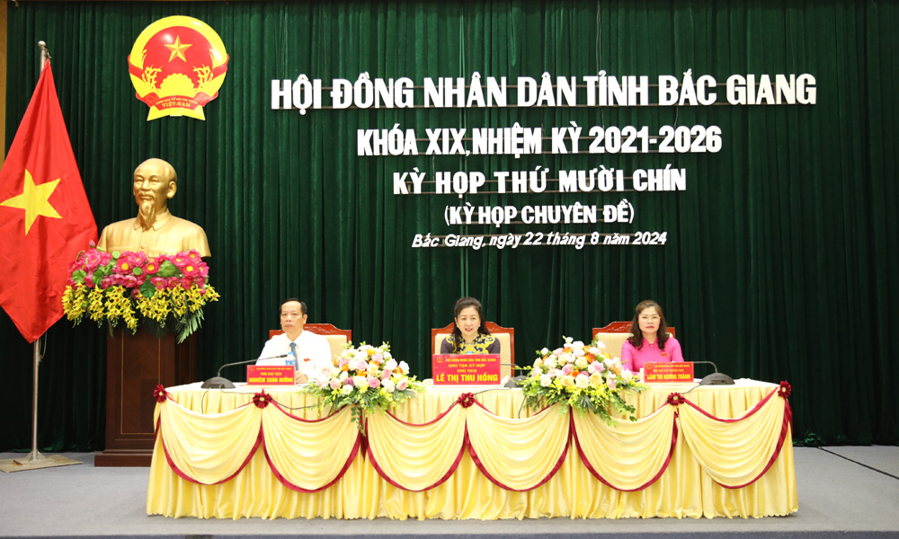 Các đồng chí chủ tọa điều hành kỳ họp.