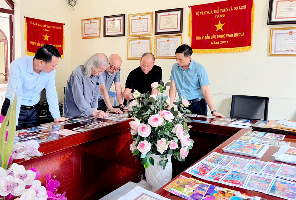 Ban Giám khảo lựa chọn tác phẩm mỹ thuật vào vòng 2.