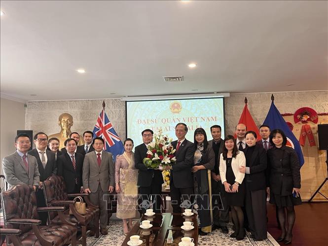 Đại diện Đại sứ quán Lào tại Australia chúc mừng các cán bộ, nhân viên Đại sứ quán Việt Nam tại Australia nhân ngày Quốc khánh Việt Nam. Ảnh: TTXVN phát