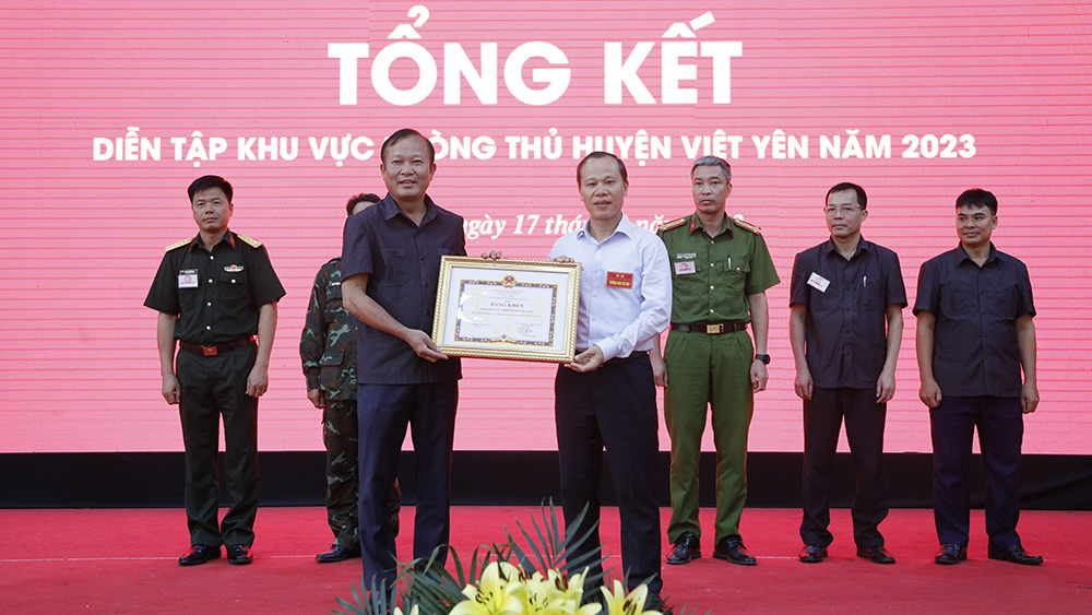 Đồng chí Mai Sơn trao Bằng khen của Chủ tịch UBND tỉnh cho các tập thể xuất sắc.