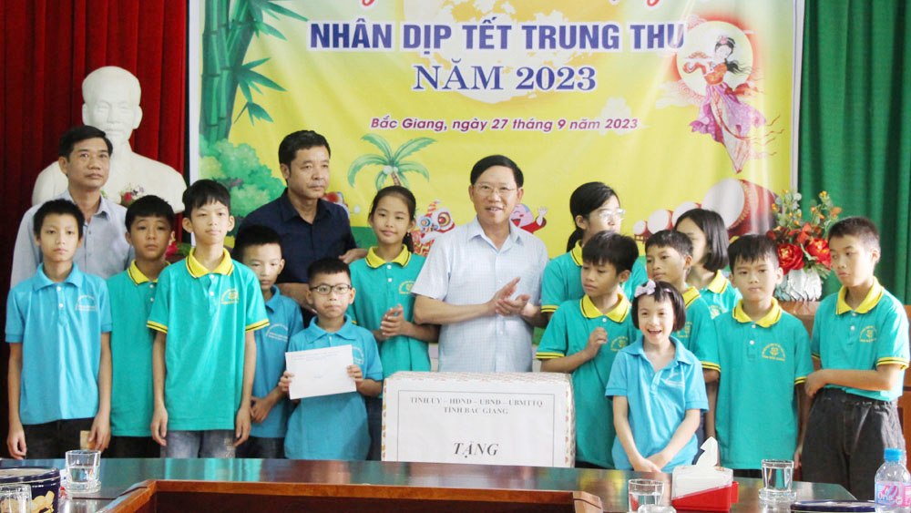 Đồng chí Lê Ánh Dương tặng quà Cơ sở 2 - Cơ sở Bảo trợ xã hội tỉnh nhân dịp Tết Trung thu