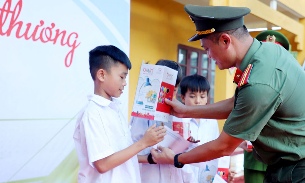 Đoàn thanh niên Công an tỉnh Bắc Giang trao quà trước thềm năm học mới cho học sinh có hoàn cảnh khó khăn tại Trường THCS Sa Lý (Lục Ngạn).