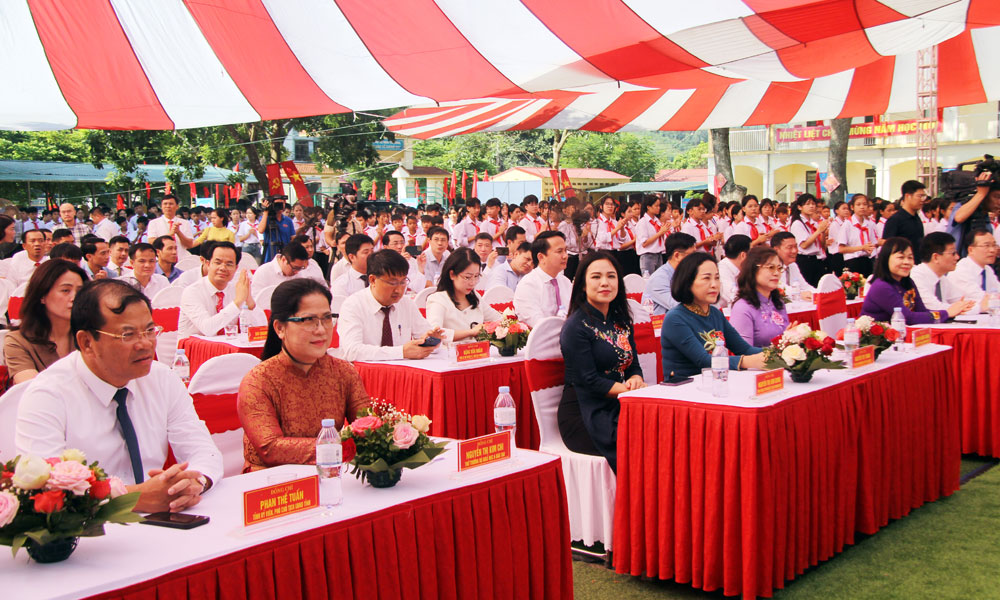 Các đại biểu dự Lễ khai giảng năm học mới tại Trường THCS Nghĩa Phương.
