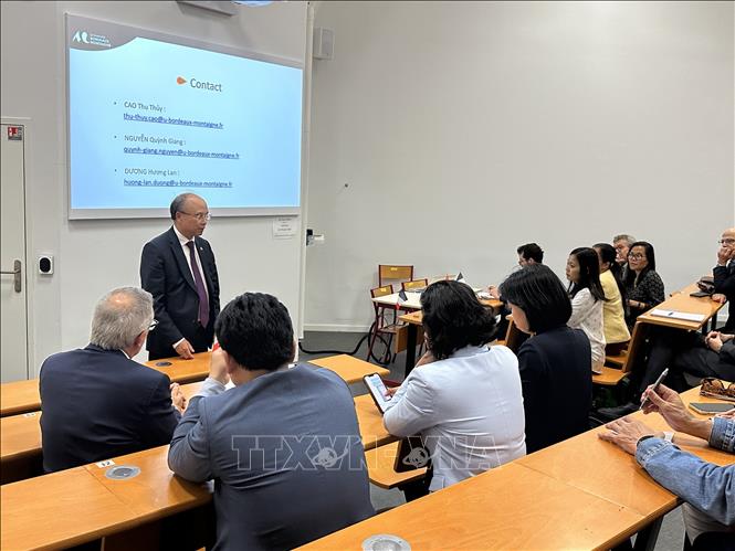 Đại sứ Việt Nam tại Pháp Đinh Toàn Thắng gặp gỡ Lãnh đạo và giảng viên Trung tâm ngoại ngữ, tiếng Pháp và Pháp ngữ trường Đại học Bordeaux Montagne.