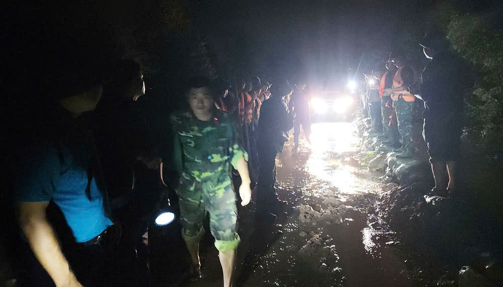 Công tác chống ngập lụt được các lực lượng và nhân dân xã Vũ Xá triển khai tích cực, bất kể đêm tối.