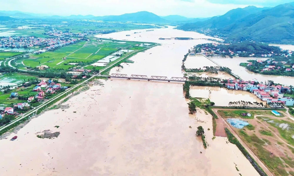 Lũ trên sông Lục Nam lên cao khiến nhiều diện tích lúa, hoa màu ở huyện Lục Nam (Bắc Giang) bị ngập