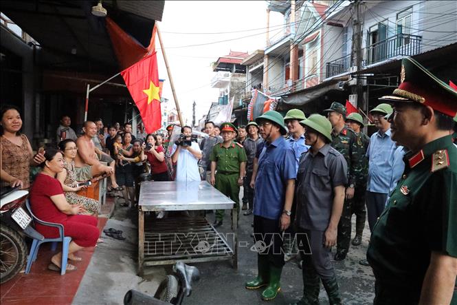 Phó Thủ tướng Bùi Thanh Sơn thăm hỏi, động viên nhân dân thị trấn Thất Khê, huyện Tràng Định, tỉnh Lạng Sơn. Ảnh: Văn Đạt/TTXVN