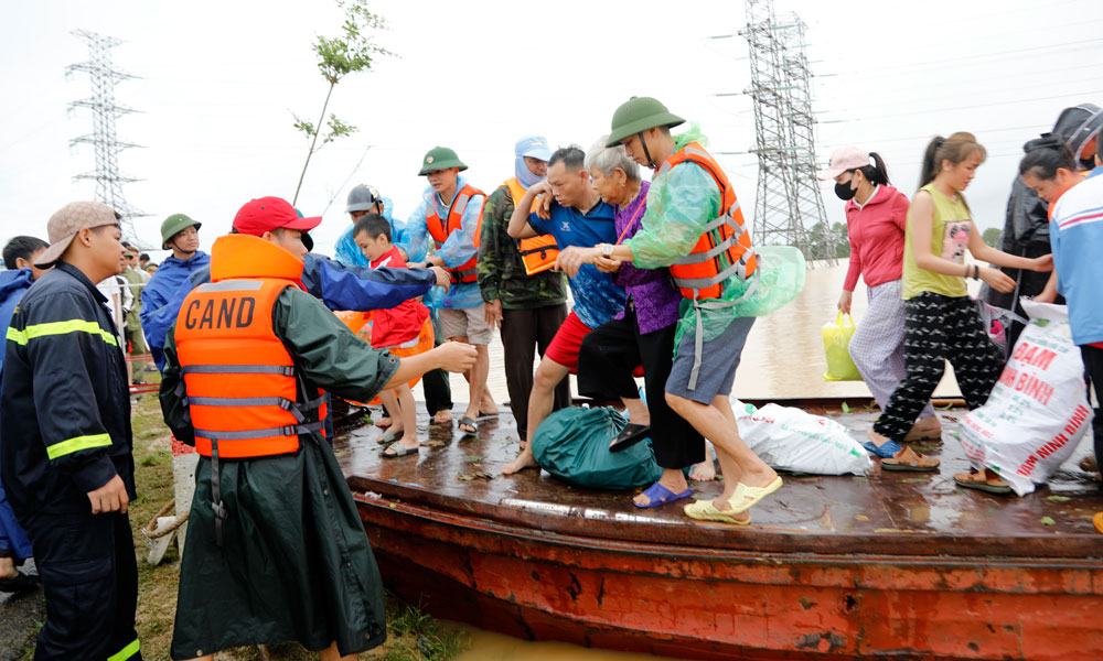Lực lượng chức năng đưa người dân từ thôn Đa Hội, xã Hợp Thịnh về nơi an toàn.