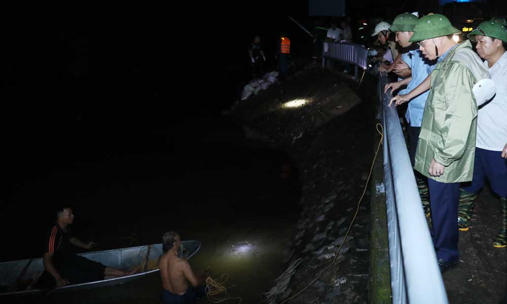 Đồng chí Lê Ánh Dương trực tiếp chỉ đạo khắc phục rò rỉ cánh Cống Bún.