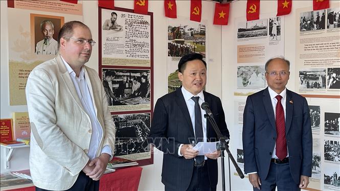 Phó Tổng Biên tập Báo Nhân Dân Phan Văn Hùng phát biểu tại buổi khai trương. Ảnh: Nguyễn Tuyên/TTXVN