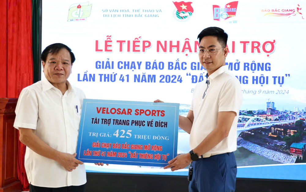 Đồng chí Trịnh Văn Ánh tiếp nhận tài trợ từ Công ty cổ phần Venicii Việt Nam.