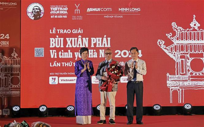 Tổng Giám đốc TTXVN Vũ Việt Trang trao Giải thưởng Lớn 
