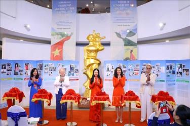 Tổng Giám đốc Văn phòng Liên hợp quốc tại Geneva Tatiana Valovaya và các đại biểu cắt băng khai mạc Triển lãm ảnh: “17 Gương mặt hành động Việt Nam vì sự phát triển bền vững”. Ảnh: Văn Điệp/TTXVN