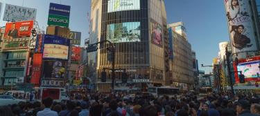 Một đám đông trước khu vực giao lộ Shibuya sầm uất của Tokyo.
Ảnh: Anton Cherednichenko / Pexels)