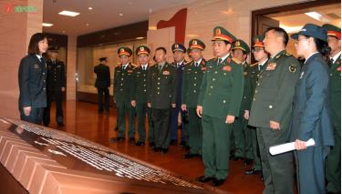 Đại tướng Phan Văn Giang tham quan thư viện của Viện Khoa học Quân sự Quân giải phóng nhân dân Trung Quốc. Ảnh: qdnd.vn