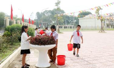 Học sinh Trường Tiểu học Minh Khai (TP Bắc Giang) chăm sóc bồn hoa, cây cảnh trong khuôn viên trường học.