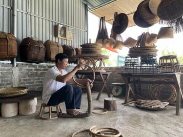 Đồng bào Thái ở xã Nà Tấu luôn giữ gìn nghề đan mây tre truyền thống. Ảnh: VHNT