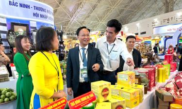 Đồng chí Phạm Văn Thịnh thăm gian trưng bày sản phẩm OCOP tỉnh Bắc Ninnh.
Ảnh: Trần Đức