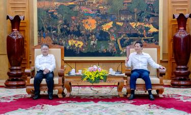 Đồng chí Vương Quốc Tuấn tiếp ông Jiang Bin.