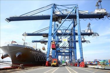 Bốc xếp hàng hóa tại cảng Cát Lái, TP Hồ Chí Minh. Ảnh minh họa: Danh Lam/TTXVN