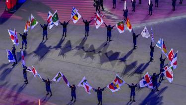 Các nghệ sĩ trình diễn quốc kỳ của 32 đội tuyển tham gia tranh tài tại World Cup 2022 trong lễ khai mạc. Ảnh: AFP/TTXVN.