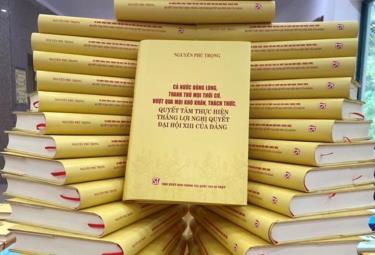 Cuốn sách Cả nước đồng lòng, tranh thủ mọi thời cơ, vượt qua mọi khó khăn, thách thức, quyết tâm thực hiện thắng lợi Nghị quyết Đại hội XIII của Đảng của Tổng Bí thư Nguyễn Phú Trọng. Ảnh: TTXVN