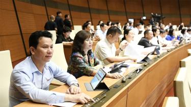 Bộ trưởng Tài nguyên và Môi trường Đặng Quốc Khánh (bìa trái) bấm nút thông qua luật sáng 27/11.