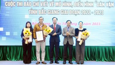 Lãnh đạo Ban Dân vận Tỉnh ủy và Hội Nhà báo tỉnh chúc mừng các tác giả đoạt giải Nhất Cuộc thi báo chí viết về mô hình, điển hình DVK.