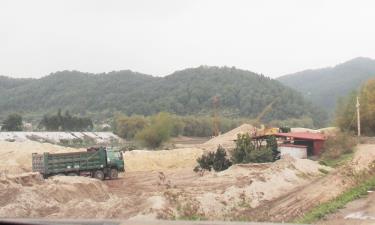 Tăng cường kiểm tra các bến bãi tập kết, kinh doanh khoáng sản ven sông.