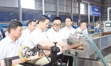 Chủ tịch UBND tỉnh Vương Quốc Tuấn thăm Công ty trách nhiệm hữu hạn Thành Đồng, Cụm công nghiệp Dốc Sặt, phường Từ Sơn.