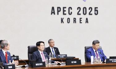 Chủ tịch nước Lương Cường dự Phiên họp thứ 2 Hội nghị Cấp cao APEC lần thứ 32. (Ảnh: TTXVN)