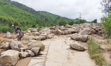Đường thôn Tuấn An đi thôn Đông Bảo Tuấn (cùng xã Tuấn Đạo) bị đất đá sạt lở nghiêm trọng.