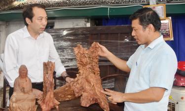 Lãnh đạo Liên minh Hợp tác xã tỉnh nắm bắt nguyện vọng vay vốn tại Hợp tác xã Gỗ mỹ nghệ Hiệp Thắng (phường Phù Khê).