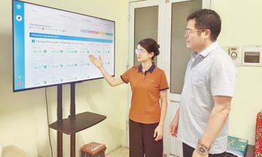 Cán bộ Sở Nông nghiệp và Môi trường theo dõi chỉ số trong nước thải qua hệ thống quan trắc tự động của các doanh nghiệp.