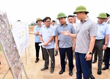 Đồng chí Vương Quốc Tuấn kiểm tra tiến độ thi công gói thầu số 15, đoạn đi qua địa phận phường Mão Điền.