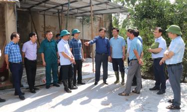 Thứ trưởng Nguyễn Hoàng Hiệp chỉ đạo khắc phục sự cố sạt lở tại thôn Bảo Tân, xã Hợp Thịnh.