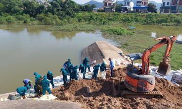 Lực lượng chức năng khắc phục sự cố.