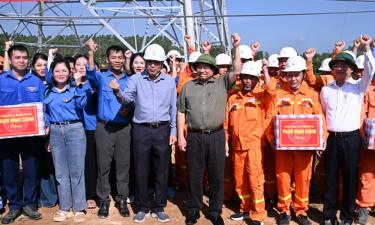 Thủ tướng Phạm Minh Chính và các đơn vị thi công bày tỏ quyết tâm hoàn thành Dự án Đường dây 500kV Lào Cai-Vĩnh Yên đúng tiến độ.
