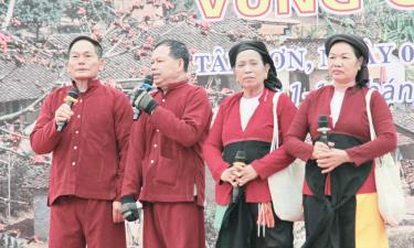 Hát dân ca Sán Dìu trong Hội hát Sloong hao và phiên chợ xuân vùng cao tại xã Tân Sơn. Ảnh: Nguyễn Hưởng.