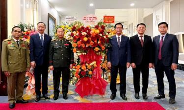 Đồng chí Lê Xuân Lợi, Phó Chủ tịch UBND tỉnh Bắc Ninh tặng hoa chúc mừng.