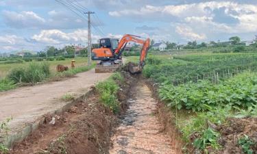 Thi công công trình cứng hóa kênh tưới tại thôn Trong, xã Nhã Nam.